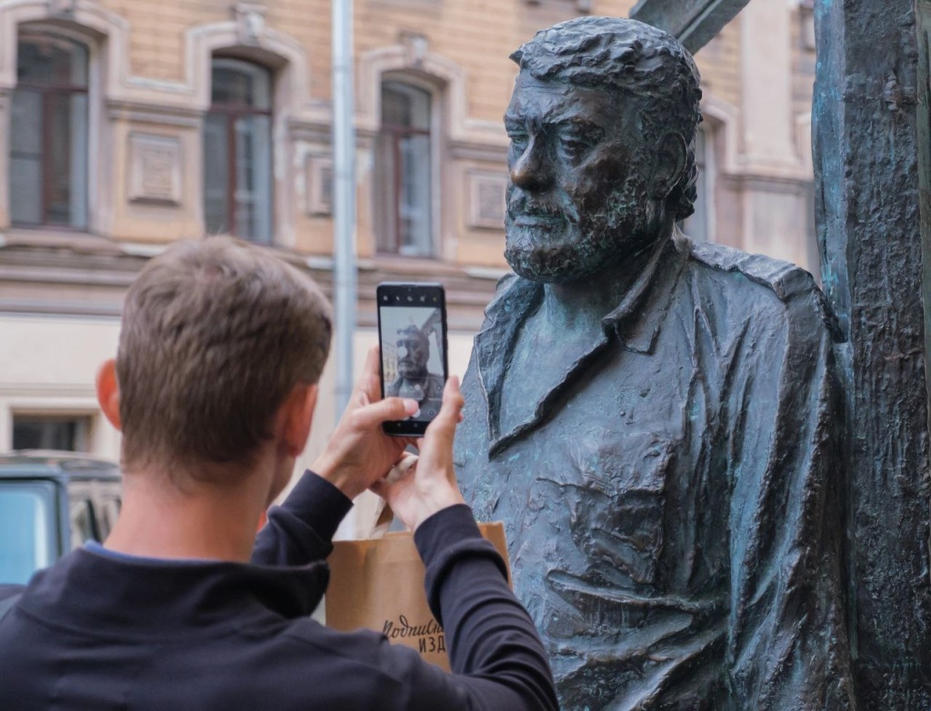 Памятник Довлатову на улице Рубинштейна. Памятник Довлатову на улице Рубинштейна.
