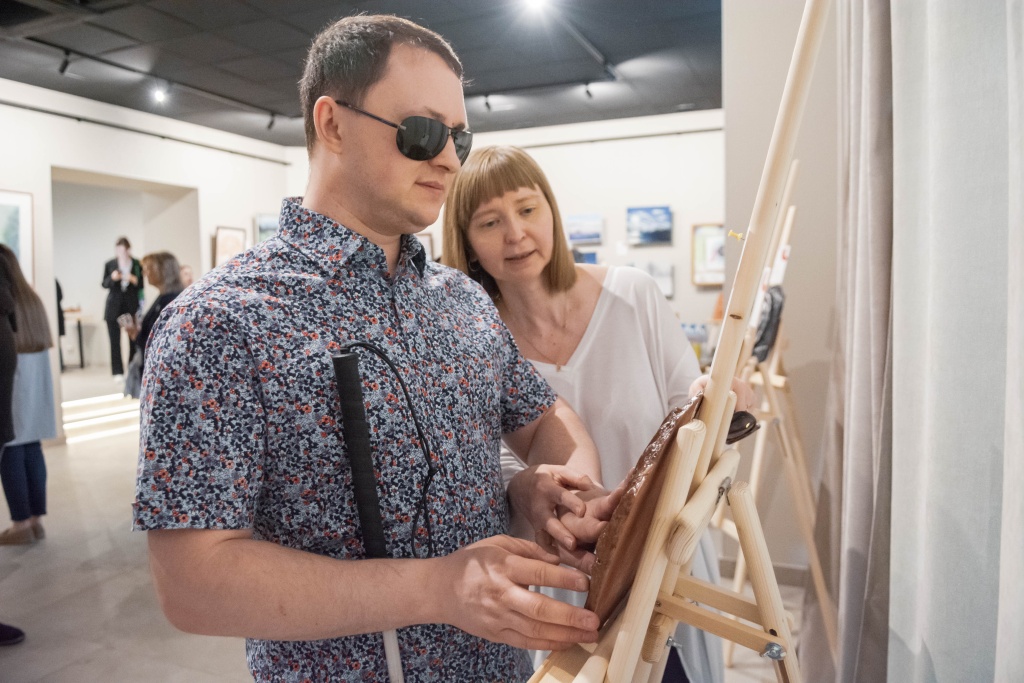 На выставке гитарист познакомился с работами слепых художников. Фото: Ирина Иванова. 