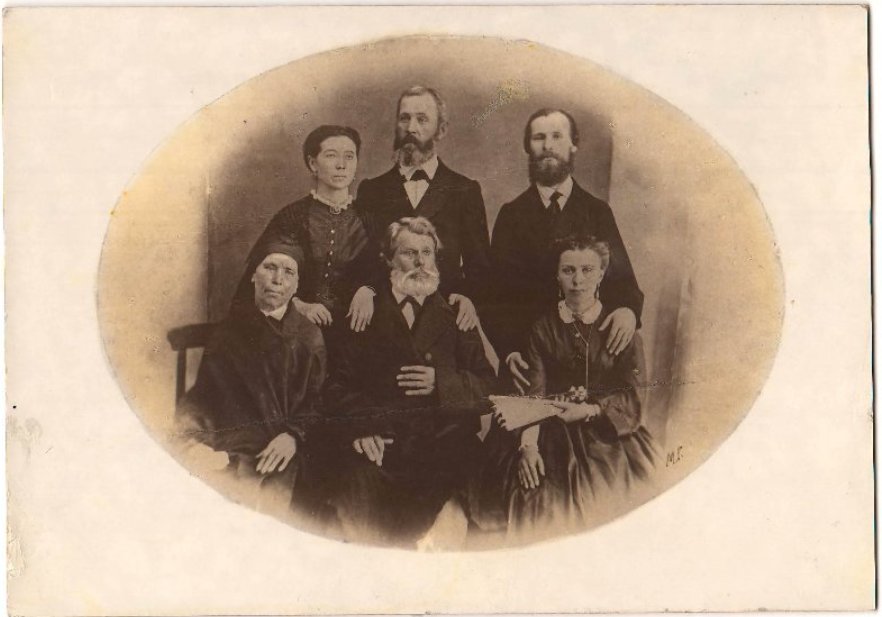 Фотография. Старшее поколение семьи Чеховых: Евфросинья Емельяновна, Егор Михайлович, Людмила Павловна, Евгения Яковлевна, Павел Егорович, Митрофан Егорович. С негатива ГЛМ. Правообладатель: ГЛММЗ А.П. Чехова «Мелихово», goskatalog.ru.