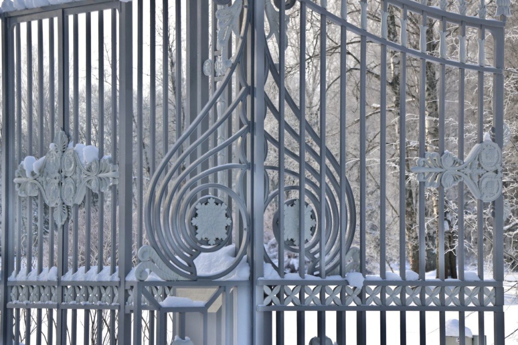 Изящные кованые ворота опирались на пилоны чугунного литья и были увенчаны декоративными вазами с фруктами. Изящные кованые ворота опирались на пилоны чугунного литья и были увенчаны декоративными вазами с фруктами.