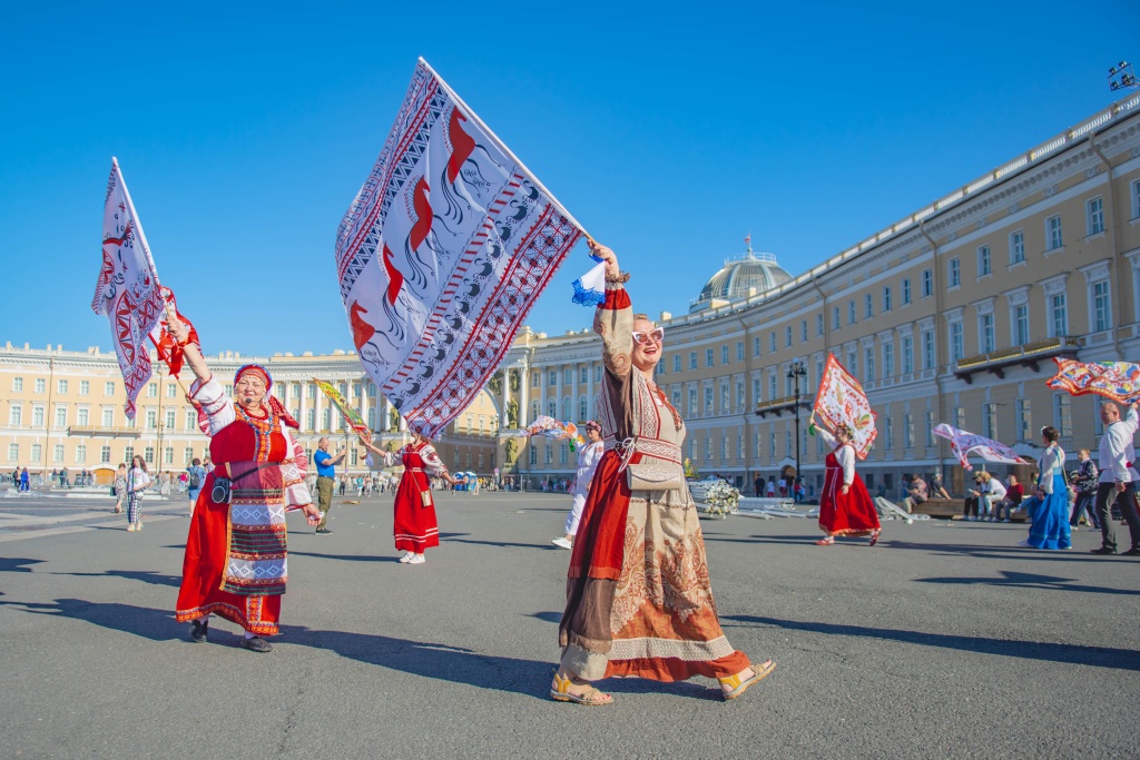 Участники фестиваля пронесли по площади флаги с народным рисунком. Фото: Ирина Иванова. 