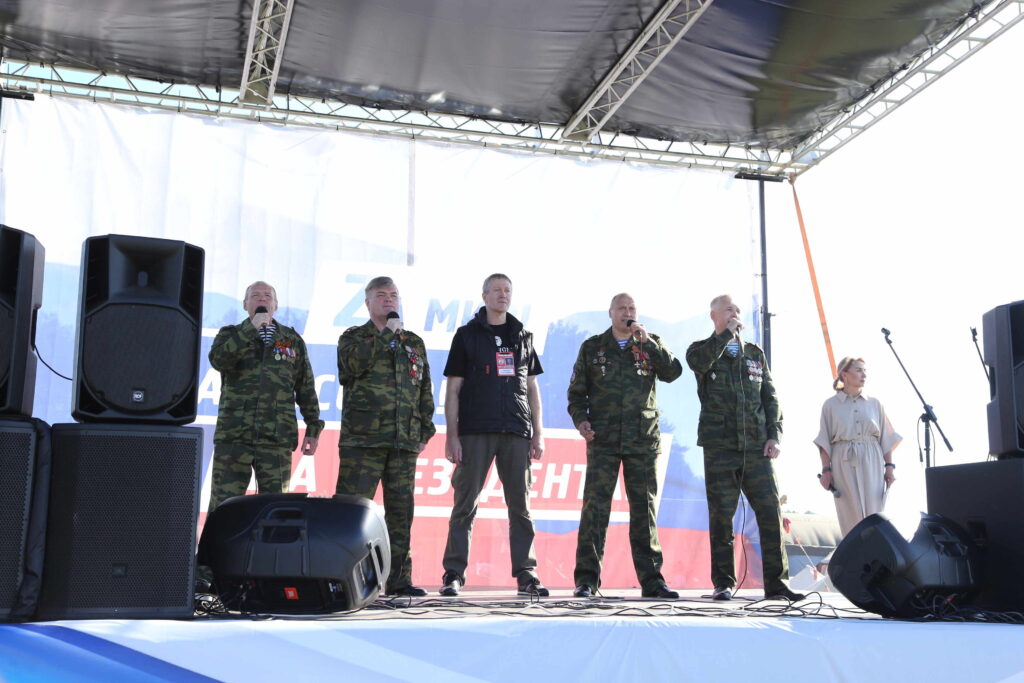 Фото: grinlandia.ru. Правообладатель: Всероссийский фестиваль авторской песни «Гринландия». voenno-patrioticheskaja-scena-1024x683.jpg