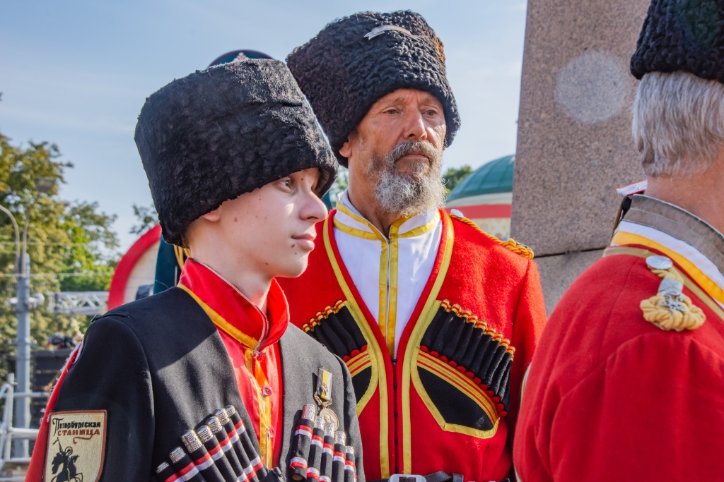 Казаки разных поколений из Петербургской станицы. Фото: Ирина Иванова.