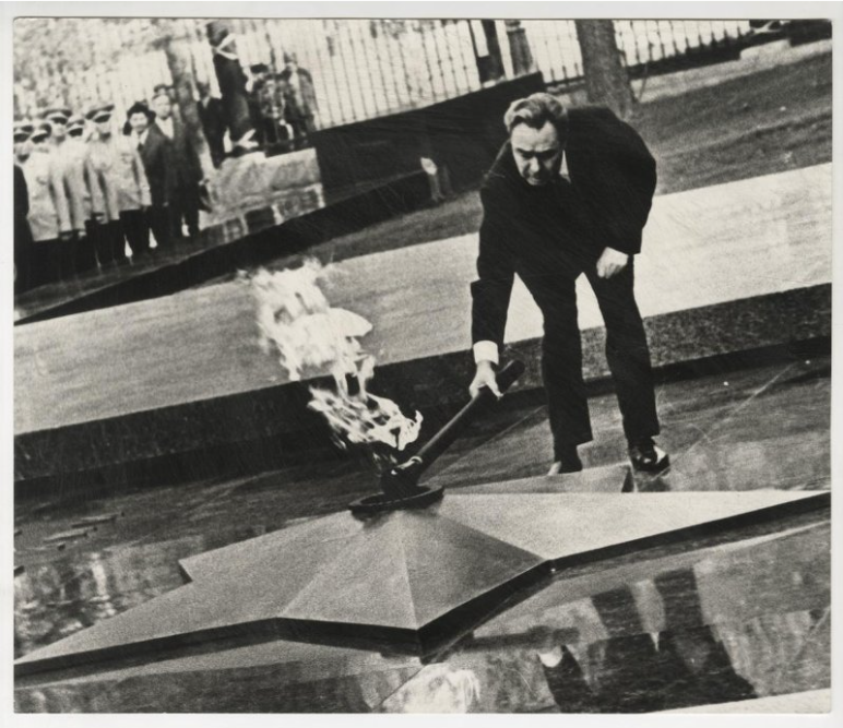 Генеральный секретарь ЦК КПСС Леонид Ильич Брежнев зажигает Вечный огонь во время торжественного открытия мемориального комплекса «Могила Неизвестного Солдата». Правообладатель: Мультимедийный комплекс актуальных искусств, goskatalog.ru. Генеральный секретарь ЦК КПСС Леонид Ильич Брежнев зажигает Вечный огонь во время торжественного открытия мемориального комплекса «Могила Неизвестного Солдата». Правообладатель: Мультимедийный комплекс актуальных искусств, goskatalog.ru.