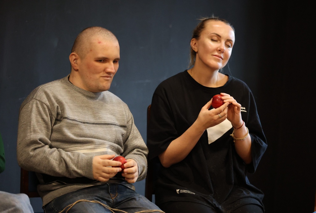 «Не зря. Лаборатория инклюзивного перформанса для слепых и слабовидящих».