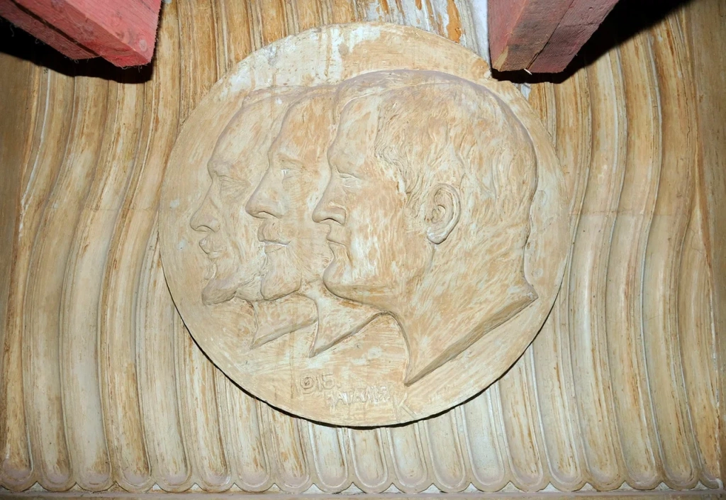 Специалисты предполагают, что так были увековечены архитекторы здания – Василий, Владимир и Георгий Косяковы.