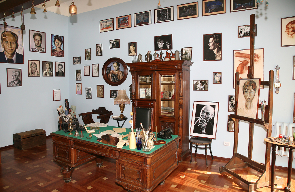 Правообладатель: Театр комедии им. Н.П. Акимова, akimovkomedia.ru. Правообладатель: театр Комедии им. Н.П. Акимова, akimovkomedia.ru.