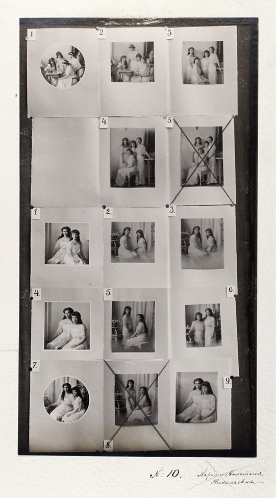 Подборка из трех фотографий с изображением снимков дочерей Николая II. Фото предоставлено организаторами. Правообладатель: аукционный дом «Литфонд». Подборка из трех фотографий с изображением снимков дочерей Николая II_Царское Село_1913 г..jpg