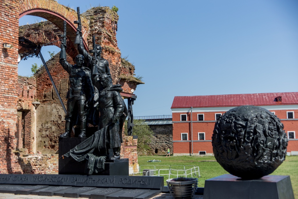 Памятник погибшим защитникам крепости.