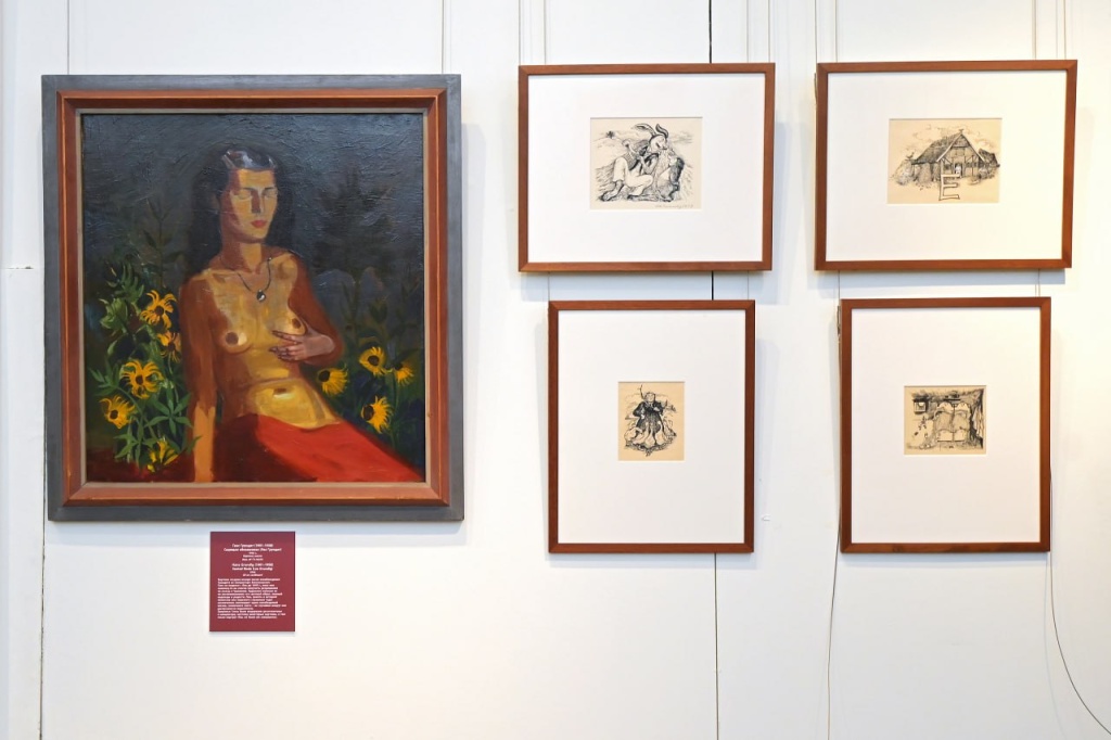 Специально к выставке отреставрирована картина «Сидящая обнажённая», – портрет жены, написанный автором после освобождения из Заксенхаузена. 