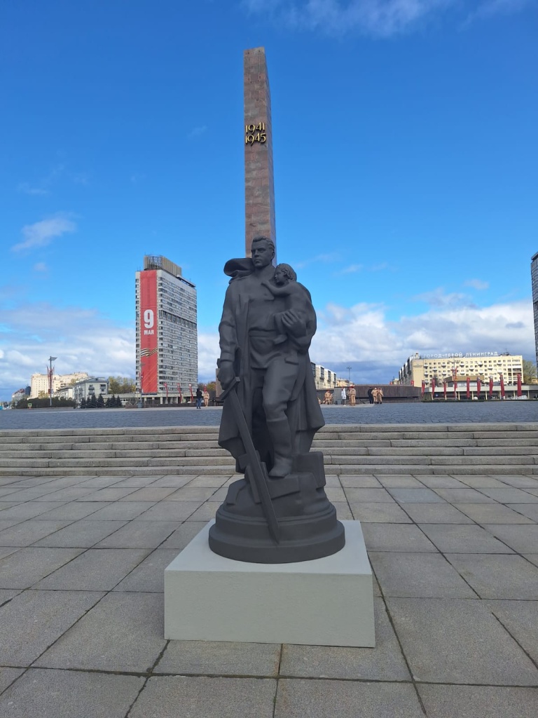 Идея создания памятника защитникам Ленинграда возникла еще в годы войны. 
