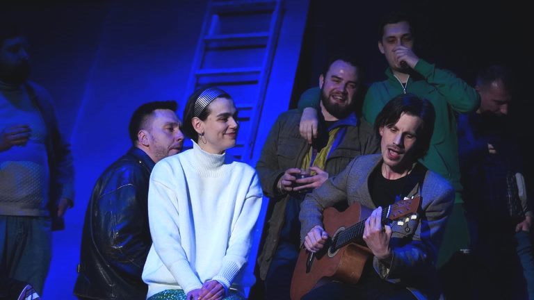 Театр-студия «Закулисье». Спектакль «Три товарища». Источник: teatrosenpushkin.timepad.ru. Правообладатель: teatrosenpushkin.timepad.ru. Театр-студия «Закулисье». Спектакль «Три товарища». Источник: teatrosenpushkin.timepad.ru. Правообладатель: teatrosenpushkin.timepad.ru.