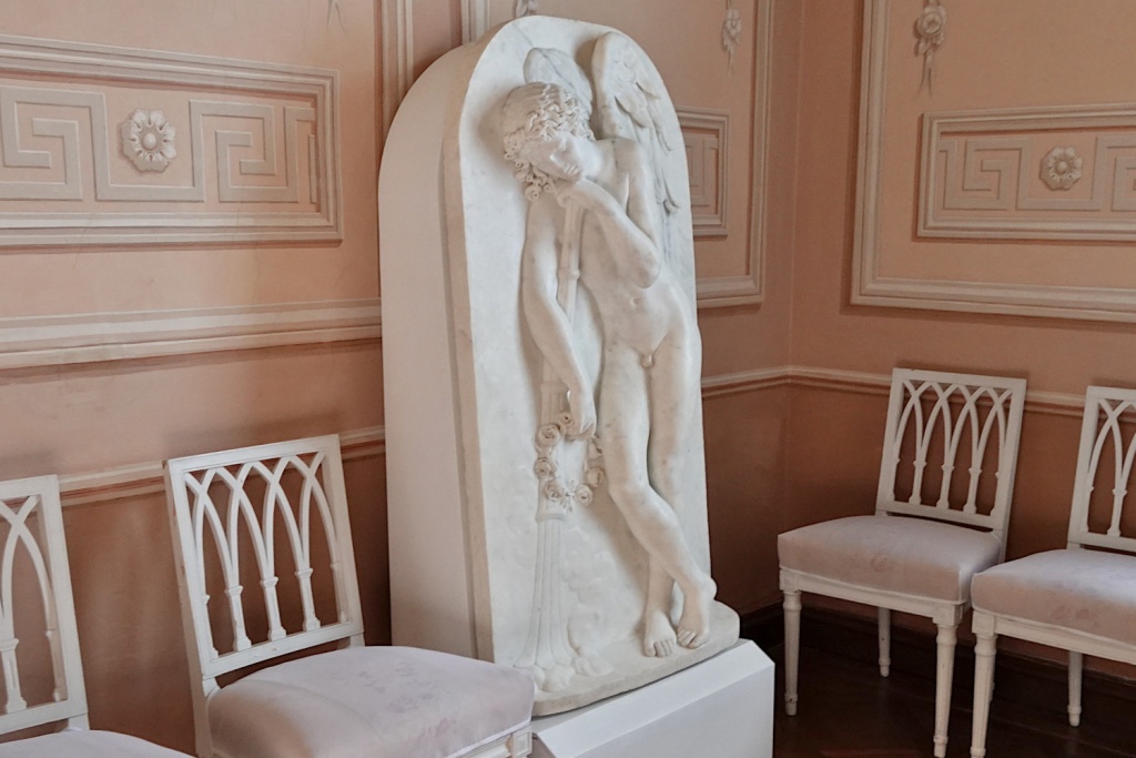 В Павловске отреставрировали мраморный горельеф с памятника Великой княгине Елене Павловне