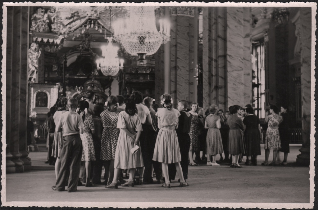 Экскурсанты осматривают Петропавловский собор. Фотография Б. С. Лосина. 1959. ГМИ СПб