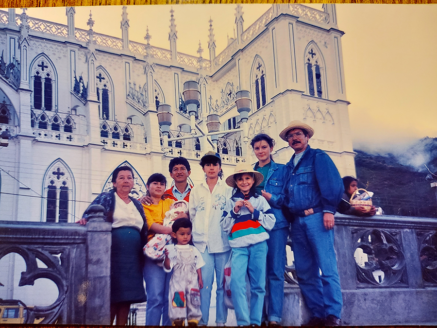 Омер Дельгадо со своей семьей и родными во время путешествия по Эквадору рядом с храмом божией матери - Рейна Дель Сиснэ («Базилика Эль Сиснэ»), недалеко от его места рождения г. Вилькабамба.