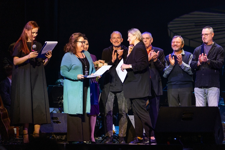 Открытый конкурс композиторов им. А.П. Петрова 2021. Церемония награждения победителей – Ольга Петрова вручает премии. Фото предоставлено пресс-службой конкурса. Правообладатель: Фонд Андрея Петрова. Открытый конкурс композиторов им. А.П. Петрова 2021. Церемония награждения победителей – Ольга Петрова вручает премии. Фото предоставлено пресс-службой конкурса. Правообладатель: Фонд Андрея Петрова.