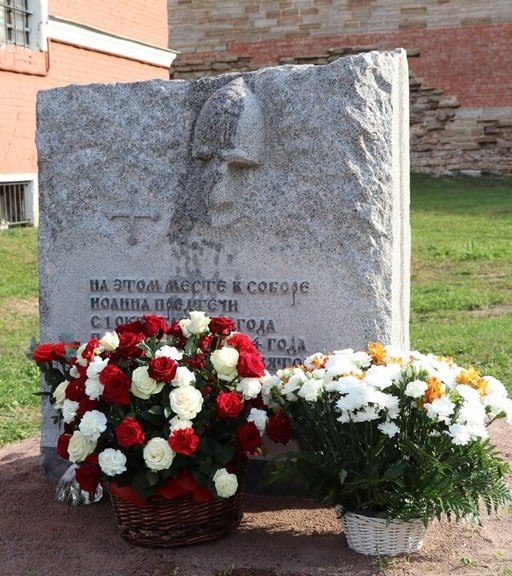 Памятный знак в крепости Орешек, установленный на месте, где когда-то находился первый каменный собор Иоанна Предтечи. Фото предоставлено пресс-службой Государственного музея истории Санкт-Петербурга. Правообладатель: Государственный музей истории Санкт-Петербурга.