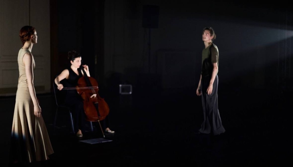 Артисты musicAeterna Dance Елена Лисная и Максим Клочнев воплощают барочные танцы в стилистике contemporary.