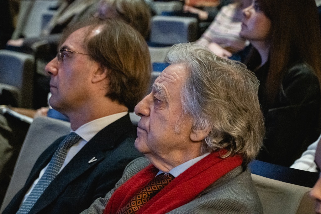 Правообладатель: Ирина Иванова / Институт культурных программ.