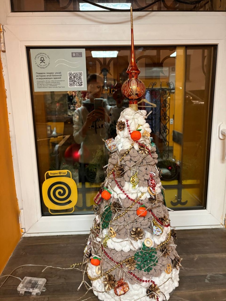 В юбилейном году в серии «Подарок городу» развернётся 11 бесплатных аудио прогулок и 15 (по числу лет существования ДК) аудио-скетчей Льва Лурье.