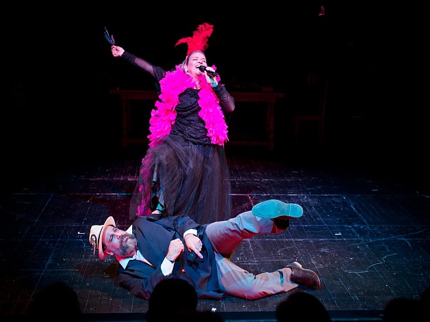 Сцена из спектакля «Кроткая». Правообладатель: Teatro da Cidade (Сан-Жозе-дус-Кампус, Бразилия) совместно с Университетом Валье (Колумбия).