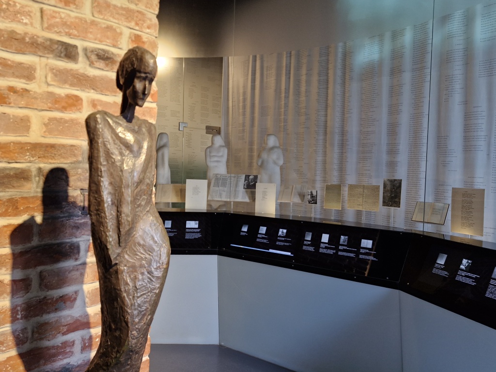 Экспозиция разместится в Белом зале мемориальной квартиры Ахматовой – Пуниных и представит подлинные предметы из собрания музея. Экспозиция разместится в Белом зале мемориальной квартиры Ахматовой – Пуниных и представит подлинные предметы из собрания музея.