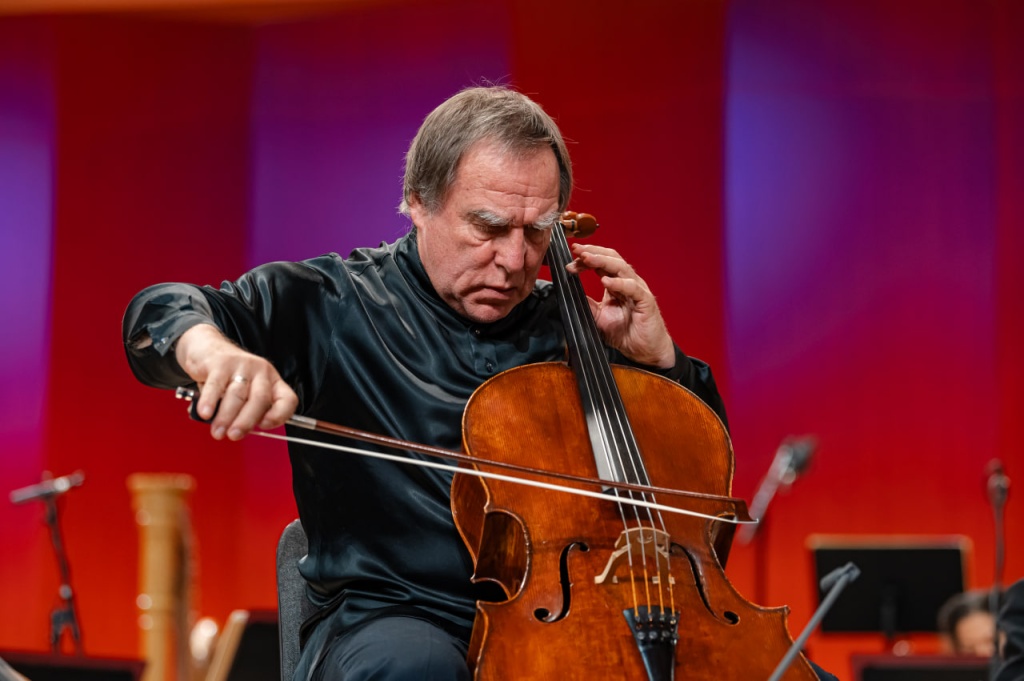 Сергей Ролдугин. Выступление с Заслуженным коллективом России и Николаем Алексеевым на закрытии Большого летнего музыкального фестиваля «Сириус». Сергей Ролдугин. Выступление с Заслуженным коллективом России и Николаем Алексеевым на закрытии Большого летнего музыкального фестиваля «Сириус».