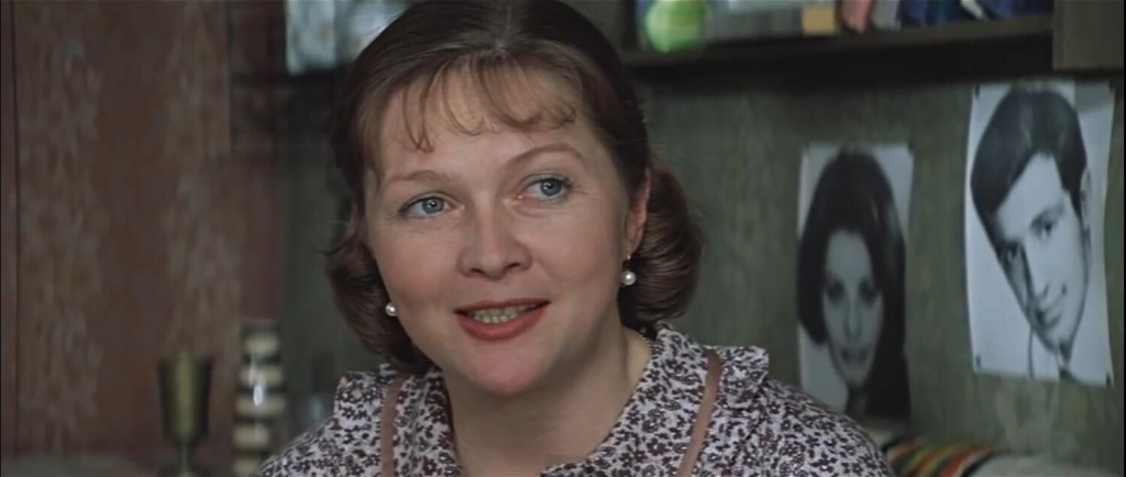 Кадр из фильма «Одиноким предоставляется общежитие».