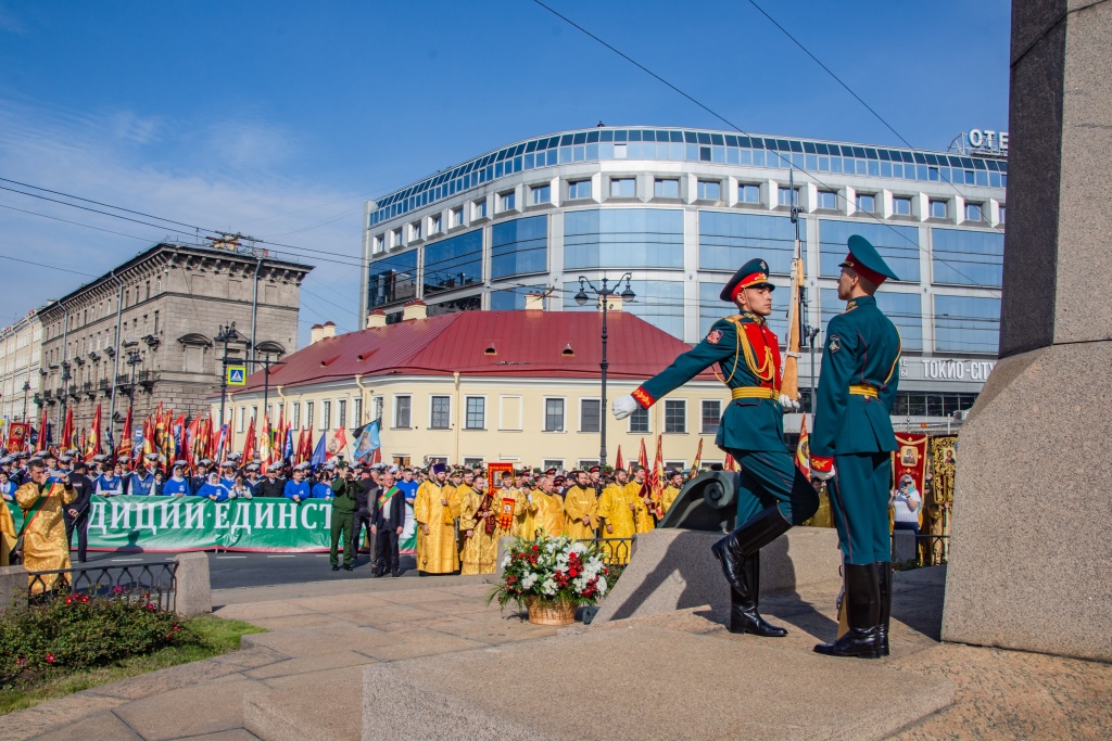 Смена караула у монумента Александра Невскому. Фото: Ирина Иванова.