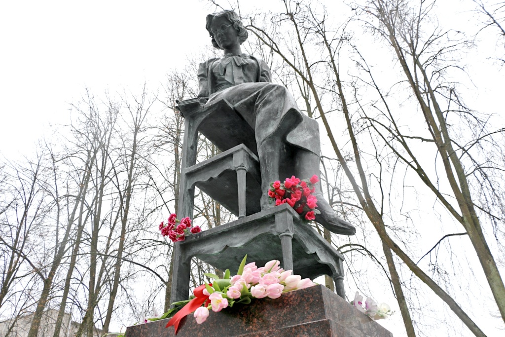 Именно ей принадлежит заслуга оперативной эвакуации сокровищ дворца в начале Великой Отечественной войны, а по ее окончании — его возрождения из руин и пепла. Именно ей принадлежит заслуга оперативной эвакуации сокровищ дворца в начале Великой Отечественной войны, а по ее окончании — его возрождения из руин и пепла.