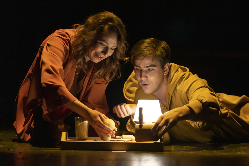 Фото: naliteinom.ru. Правообладатель: Драматический театр «На Литейном». Screenshot 2026-04-06 at 14-49-40 08whw3noqfpjxxv3rki3j3l2qj28x3kq.jpg (изображение «JPEG» 1139 × 760 пикселей).png