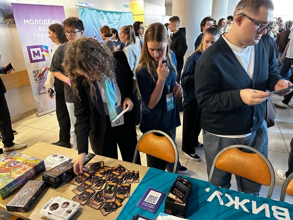 В Историческом парке «Россия – моя история» в Санкт-Петербурге прошёл Фестиваль молодёжи, где участники с разным уровнем слуха попробовали адаптированные настольные игры. Эта зона оказалась одной из самых популярных. Фотография из личного архива Алексея Сухова.