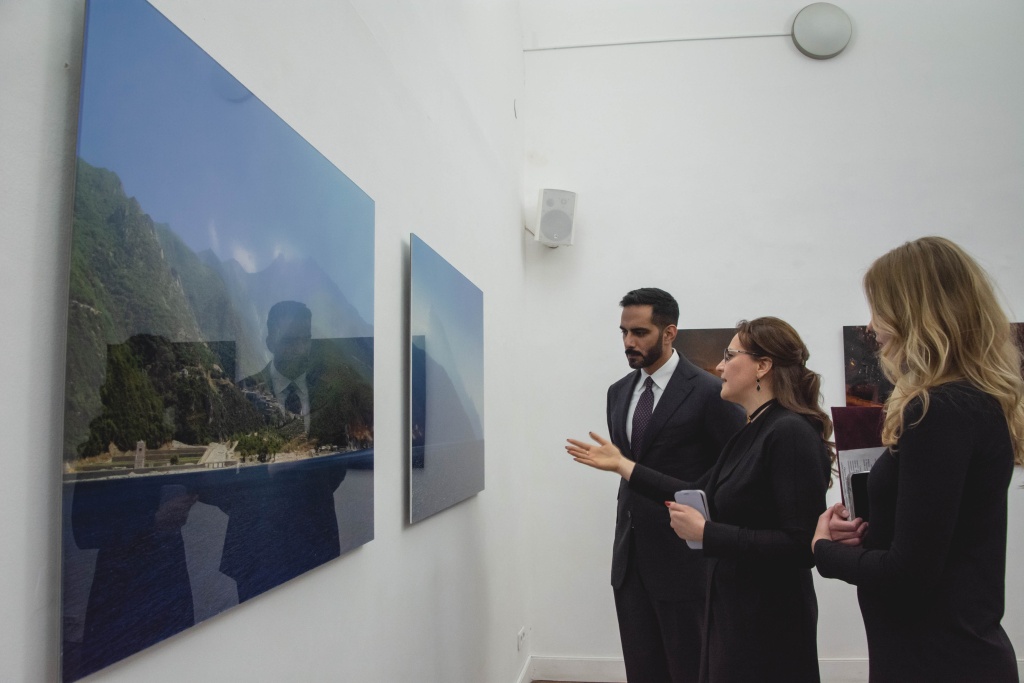 Елена Подобреевская рассказывает арабским гостям о идеях, заложенных в ее работах. Фото: Ирина Иванова.