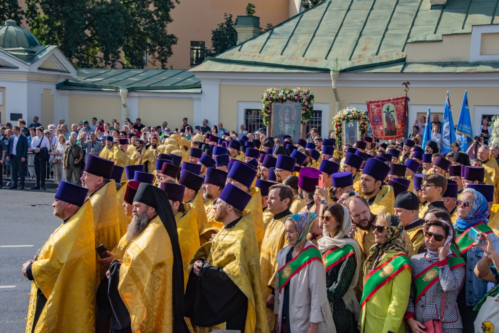 Участники крестного похода слушают выступления. Фото: Ирина Иванова.