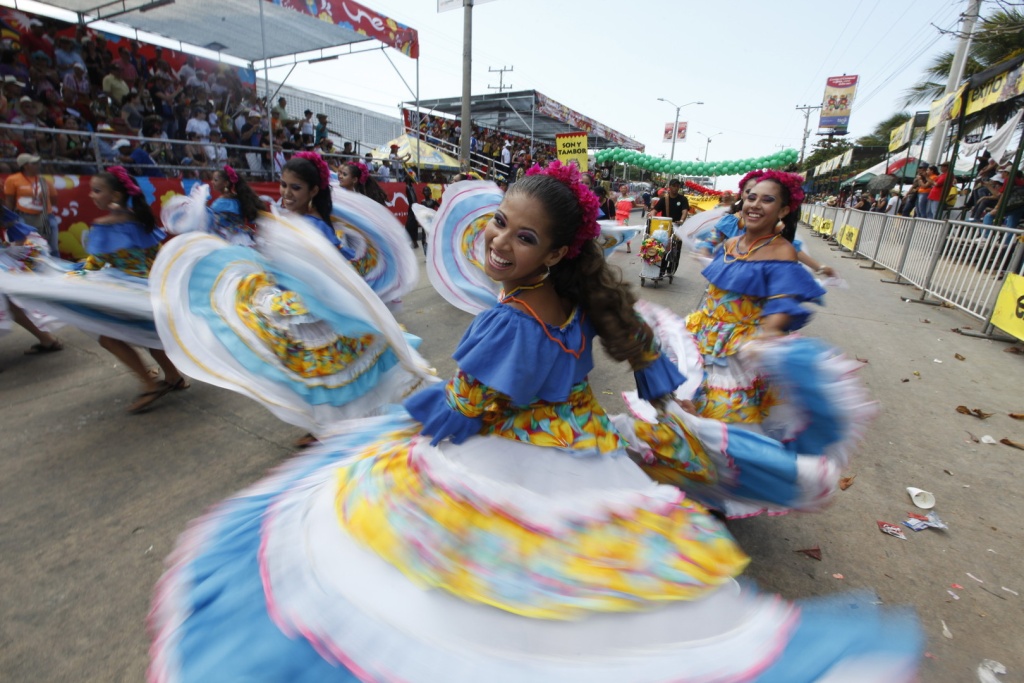 Хосе Мигель Гомес. Танцовщицы Колумбии на 70-й улице  во время карнавала в Барранкилье. 2003–2024. Предоставлено Посольством Колумбии.