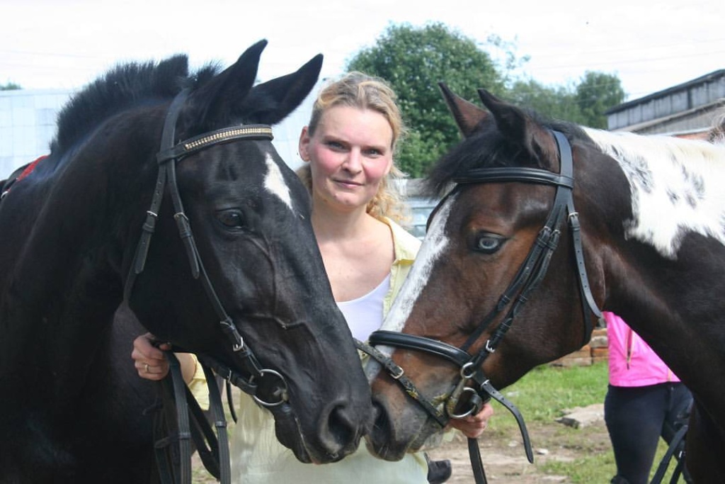 Юлия Бойша рядом с конями. Из ее личного архива.