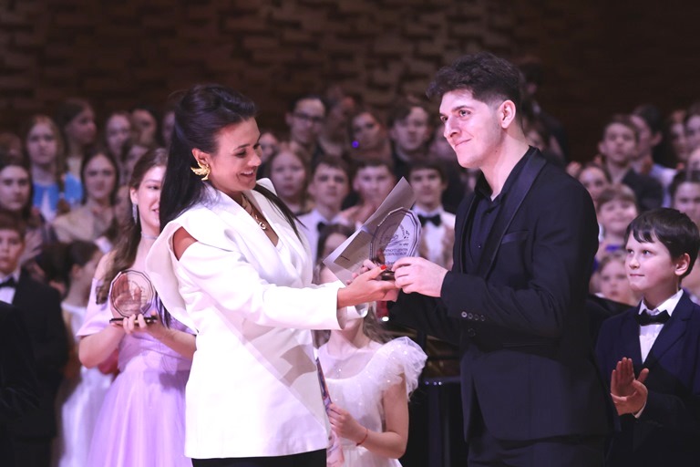 Член жюри VIII Конкурса Ольга Перетятько и обладатель Приза Культурного центра Елены Образцовой Арташес Газарян. Фото предоставлено пресс-службой Конкурса. Автор Анатолий Медведь. Правообладатель: Оргкомитет Конкурса. 