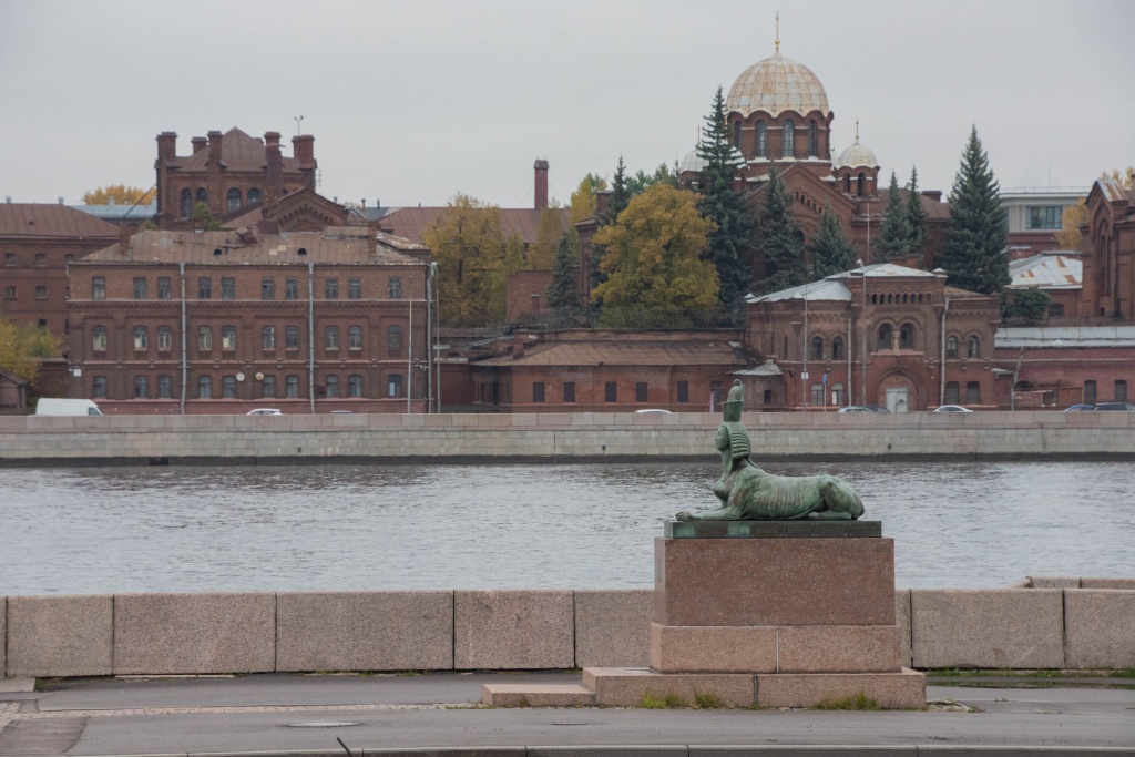 Кресты и памятник жертвам репрессий (автор Михаил Шемякин). Фото: Ирина Иванова.