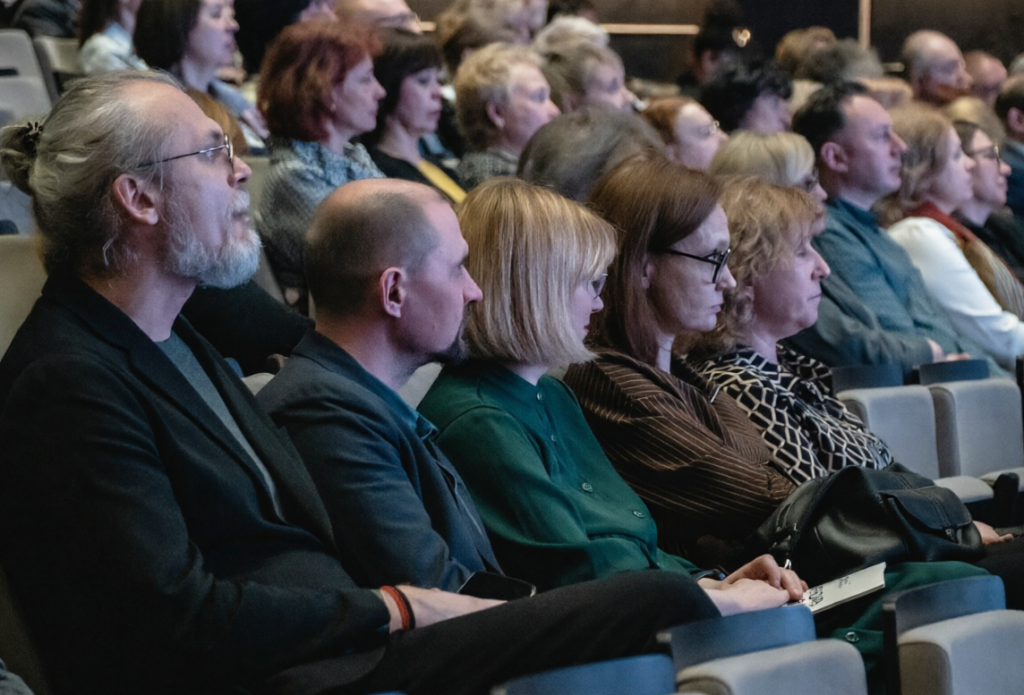 Правообладатель: Ирина Иванова / Институт культурных программ.