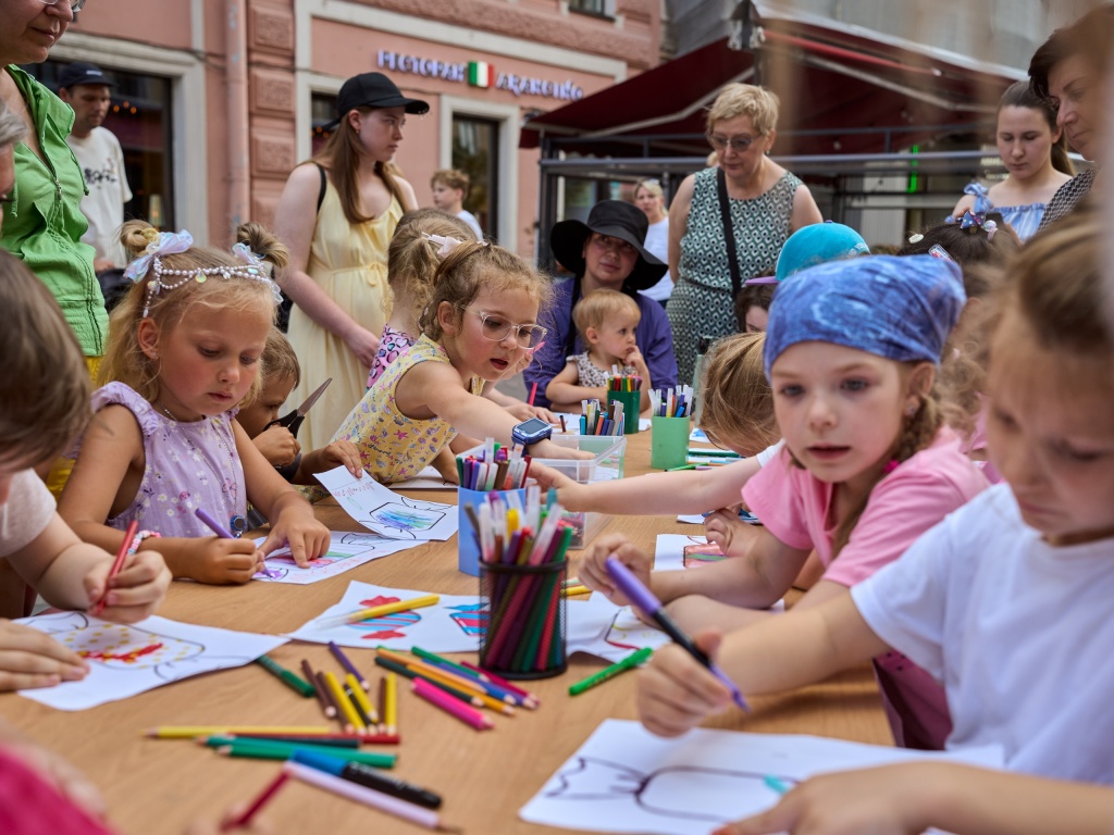 Фото: vk.com/bookswalks. Правообладатель: Фестиваль «Летние книжные аллеи». 3PdqhP4kc96tUsTo0FFlU01WptILQNb1wEYSDyqpPacNIhf_7y2UilhjiAcZP3arh-K5iKFwn5MYJB5tbjAJb08I.jpg