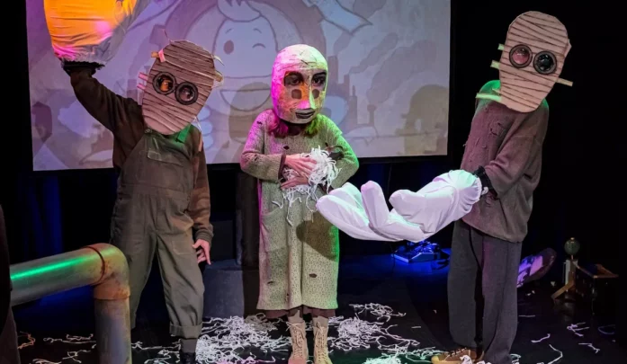 Фрагмент спектакля «Фабрика слов». Правообладатель изображения: teatrlutz.ru. 42.jpg