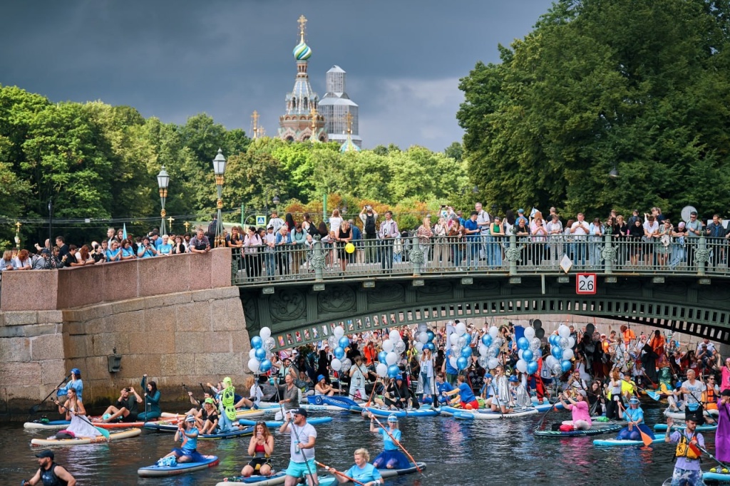 По всему фестивальному маршруту на мостах и спусках к воде праздничное музыкальное настроение на программе «На Фонтанке музыка играет…» будут создавать петербургские артисты. 