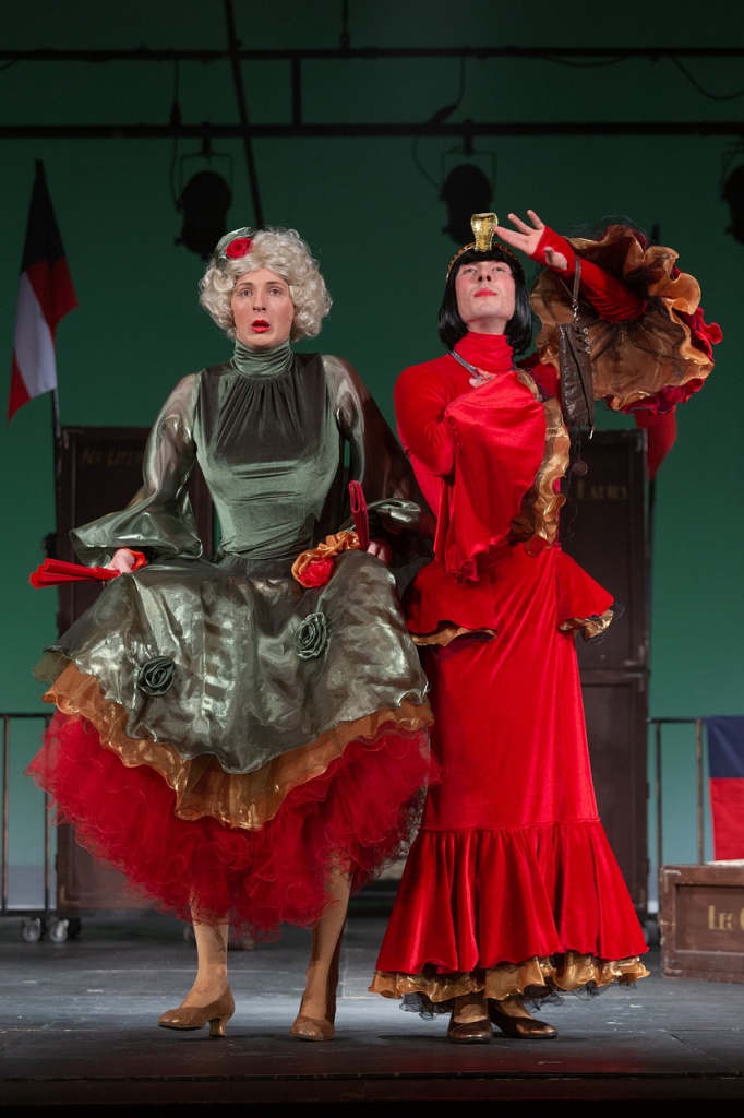 Сцена из спектакля «Примадонны». Фотографии предоставлены пресс-службой проекта «ТЕАТР БЕЗ ГРАНИЦ». Сцена из спектакля Примадонны. Фотографии предоставлены пресс-службой проекта «ТЕАТР БЕЗ ГРАНИЦ».