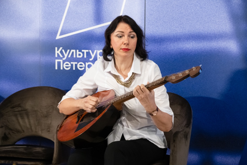 На домре бас Людмила Николаева исполнила знаменитый городской романс «Гори, гори, моя звезда…». Фото: Ирина Иванова. Правообладатель: Институт культурных программ. 4 марта 2026 Ирина Иванова-0842.jpg