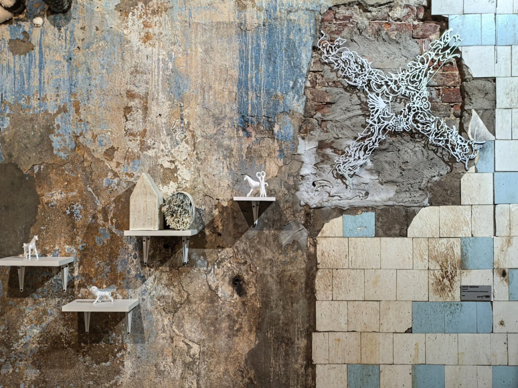 Все три этажа нового арт-пространства занимают работы двадцати пяти художников из разных городов края, каждый из которых по-своему осмысляет зиму.