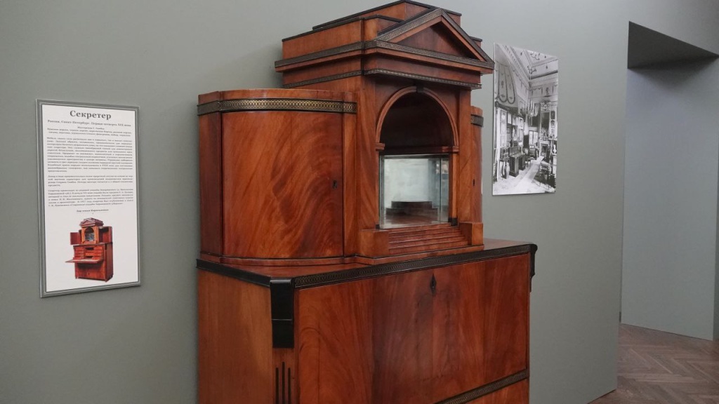 В Павловском дворце при императоре Павле I находилось значительное количество мебели, выполненной в подобной манере. 