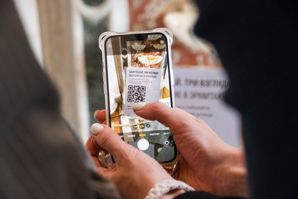 Посетитель наводит смартфон на куар-код. Фото: Ирина Иванова. Правообладатель: Институт культурных программ. Посетитель наводит смартфон на куар-код. Фото: Ирина Иванова. Правообладатель: Институт культурных программ.