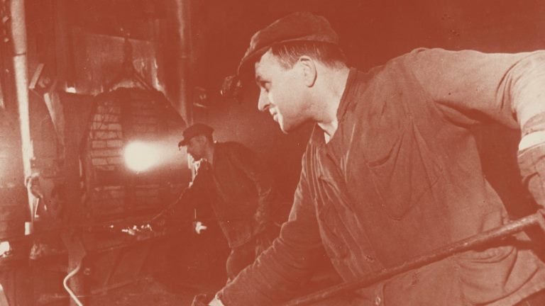 ЦВЗ «Манеж». Выставка «Великая страна – Великая Победа. 1941-1945». Сталевар А.Г. Звездин с товарищем работают у печи в цехе Люблинского литейно-механического завода. Люблино, 1943 г., Музей Победы. Источник: manege.spb.ru. Правообладатель: manege.spb.ru. 