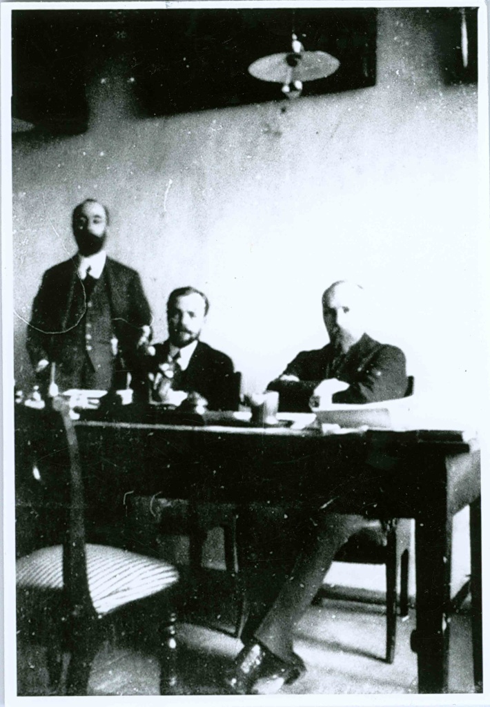 С. С. Митусов, А. А. Рылов и Н. К. Рерих в Рисовальной школе ИОПХ..jpg