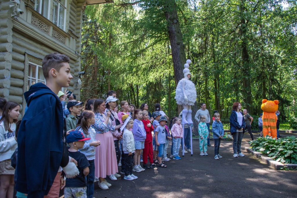 Глухие дети с интересом смотрят концерт. Фото: Ирина Иванова. Глухие дети с интересом смотрят концерт. Фото: Ирина Иванова.